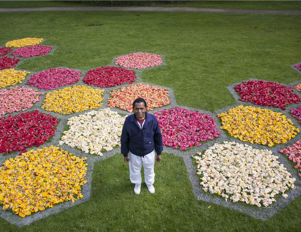 Dr. Mohan Kedaria (bezoeker Floriade 1972) poseert voor reconstructie #1, 1972, foto: Joel Nieminen