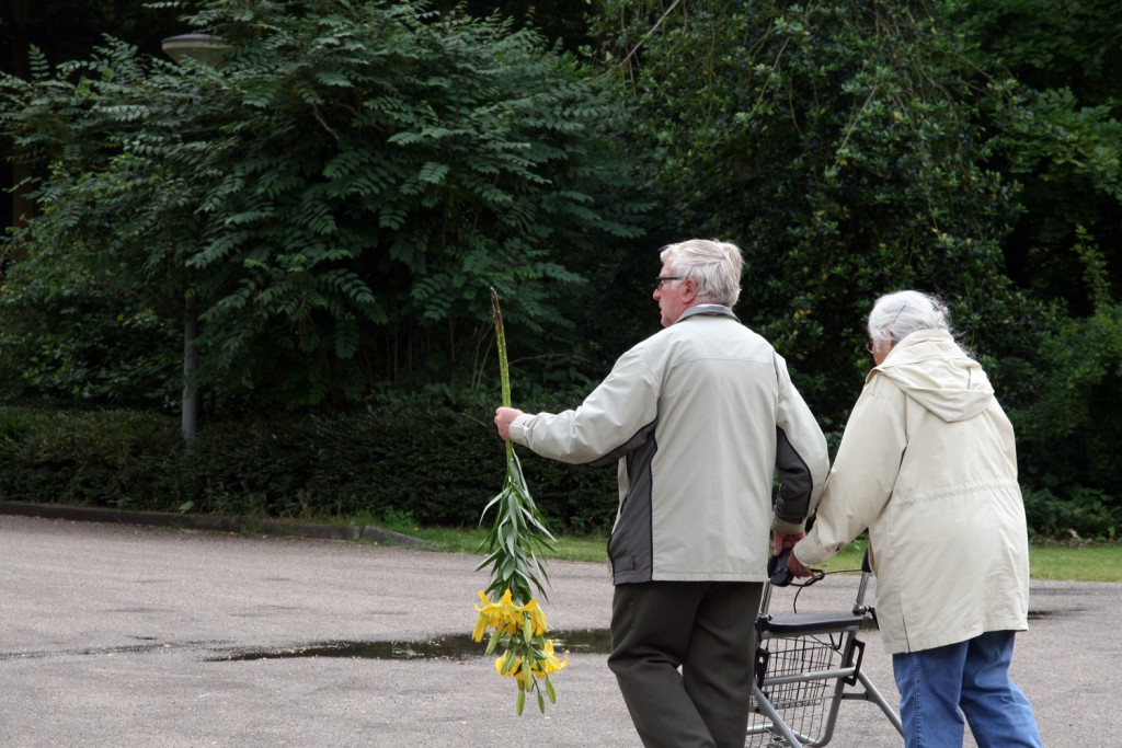 Bezoekers verlaten de demonstratie met lelies, 2015, KCCM