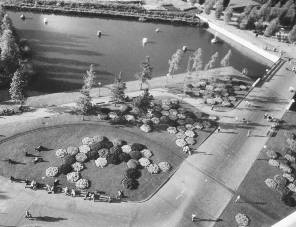 Zeshoekige bloembedden bij de ingang van het park, 1972, Stadsarchief Amsterdam