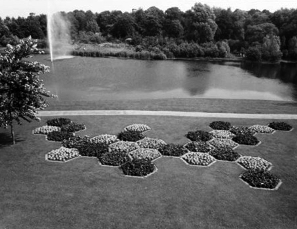 Zeshoekige bloembedden naast de centrale vijver tijdens de Floriade 1972, Stadsarchief Amsterdam