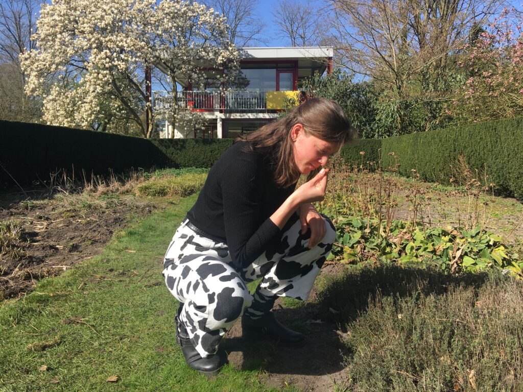 Foto Renee in de tuin naast het Rietveldhuis, het kantoor van Zone2Source